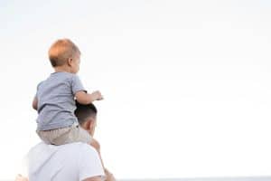 padre con su hijo en brazos